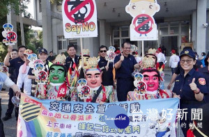 北港警方結合朝天宮媽祖繞境活動，宣導反暴力、反毒品、反幫派、反飆車等，共同守護社區治安。