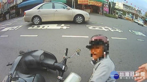 老翁騎車轉彎自摔在地　熱心警即時救援