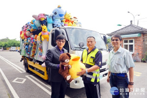立法委員趙正宇捐出女兒心愛的黃色小鴨和小熊玩偶，以實際行動來支持「娃娃資源回收車」。