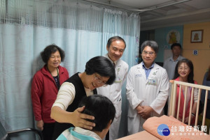 縣長王惠美彰基醫院探視並鼓勵病童。