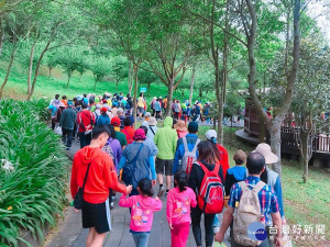 長庚健走桐樂會養生村出發  有氧健身凝聚感情樂開懷