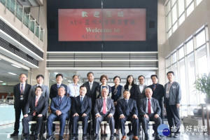 出席論壇貴賓合影。