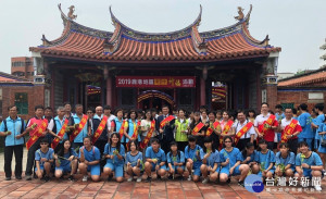 彰化鹿港考生祈福活動後，於文武廟前合影。