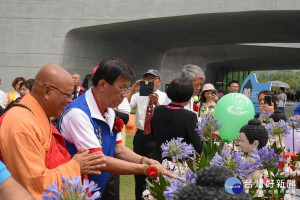 佛光山清德寺在風景秀麗的日月潭向山遊客中心，舉辦「慶祝母親節暨國定佛誕節浴佛活動」，縣長林明溱參與浴佛。