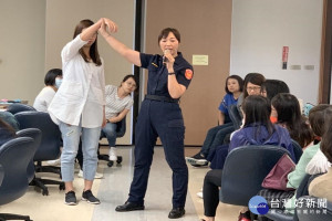 女警官示範防身技能。