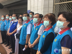 林明溱縣長與主管戴口罩表達對空污的不滿。（記者扶小萍攝)