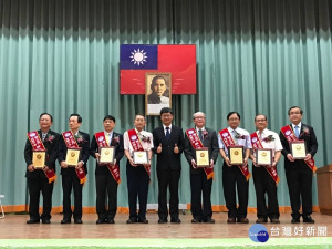 國立北門高中頒發第八屆傑出校友獎。