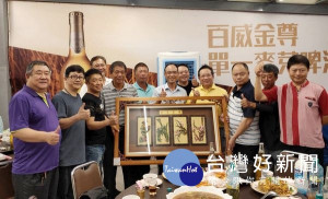 北港警分局長廖志明榮調彰化縣警局鹿港分局長，分局同事及警友舉行歡送餐會，祝福步步高升、飛黃騰達，現場離情依依、溫馨感人。（記者陳昭宗拍攝）