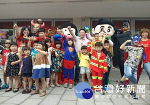 雲林家扶社工裝扮漫威英雄，象徵悍衛孩童權益，教導社區親子快樂五步驟「不閉打小孩」，呼籲社會大眾一同重視兒童保護議題。（記者陳昭宗拍攝）