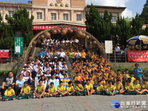臺灣科普環島列車活動學員在水里火車站前合影。
