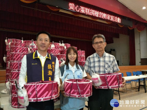 市公所社會課長孫培富(左2)陪同鐘芮妤代表逐一發放愛心蛋糕給低收入戶，縣議員張瀚天共襄盛舉發送蛋糕。圖／記者鄧富珍攝。