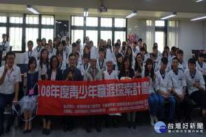 阿基師與青年學子合影。