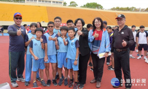 體育嘉年華開幕，縣長王惠美與教育處長陳逸玲與參賽學童合影。