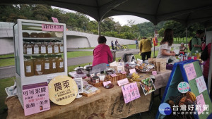 農萊市集，農村在地優質好物設攤販賣。〈記者吳素珍攝〉