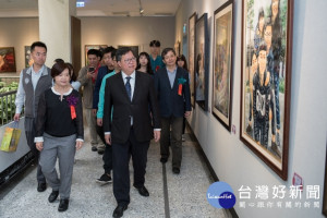鄭市長用心欣賞學生的畢業作品
