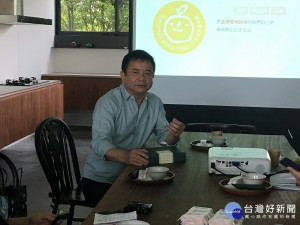許銘仁董事長指微熱山丘的家已具雛型。（記者扶小萍攝）