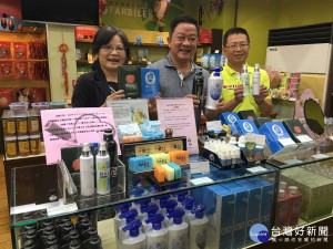 南投縣農產公司總經理周義雄（中）接掌後積極促銷公司產品。（記者扶小萍攝）