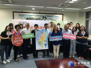 陽光基金會志工隊與陳副縣長等籲力挺臉部平權。（記者扶小萍攝）