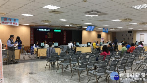 國稅局南投分局6樓設有服務專櫃，請民眾及早報稅。（記者扶小萍攝）