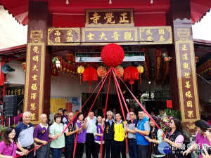 南投縣竹山鎮【正覺寺】於4日上午10時舉行祖廟延靈牌匾暨牌樓落成剪綵典禮。
