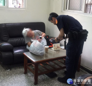 員警提供食物讓婦人吃，循線聯繫上四處找人的黃姓女兒趕到派出所領回。
