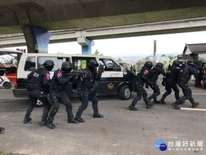 南投縣警局結合刑事局台中警犬隊等單位舉辦防恐演練。（縣警局提供）