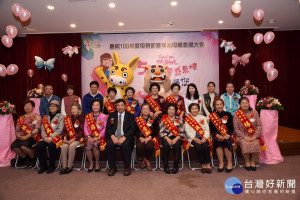 南投縣政府9日舉辦全縣的模範母親表揚活動，來自全縣13鄉鎮市共14位模範母親在家人陪伴下齊聚溪頭妖怪村接受招待與表揚。