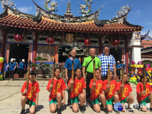 吳校長蔡會長和蕭主委與聖火隊合影後出發踩街。（記者扶小萍攝）