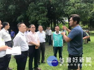 立委蘇治芬邀自來水公司董事長魏明谷現勘北港水道頭園區的日式宿舍，魏董事長允諾留下建物，亦建議文化部、地方政府共同合作活化。（記者陳昭宗拍攝）