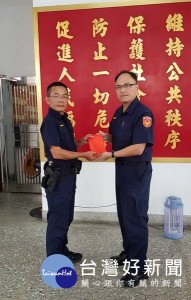水林所長陳智偉、警員林資皓等認真盤查可疑人車、打擊不法，分局長王立德立即公開表揚頒發禮券慰勉辛勞，鼓舞基層士氣。（記者陳昭宗拍攝）
