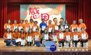 南陽國小舉辦「愛心媽媽表揚暨兒童才藝發表大會」，藉由學生展現努力學習的成果，祝福全天下的媽媽「母親節快樂」。（記者陳昭宗拍攝）