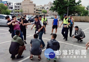 北港警分局為展現線上警網靈活調度、快速集結優勢警力及控制現場狀況之實力，無預警實施「快打部隊」演練，場面逼真。（記者陳昭宗翻攝）