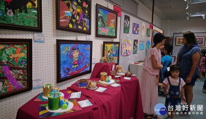 水里鄉各級學校學生美展於水里商工紅樓雅集藝文中心展出情景。〈記者吳素珍攝〉