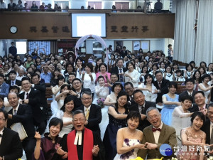 牽阮ㄟ手 一起向幸福婚姻說我願意 ! 從非洲到偏鄉 從病床到紅毯 行過死蔭幽谷的夫妻 重溫婚姻誓約