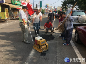 五顯友心會和忘年會員結合舖路。（記者扶小萍攝）