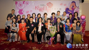 母親節暨模範母親表揚大會，縣長王惠美與接受表揚的模範媽媽們合照，一起歡度母親節。