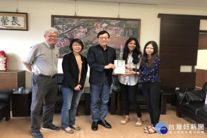 李泳龍校長歡迎印度研究生到該校交流。