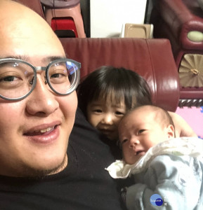 中壢警分局偵查隊偵查佐吳府叡，獲選108年第55屆全國模範警察，是一位愛家顧家的稱職奶爸。