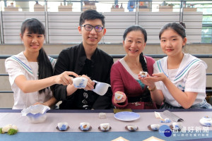《古鯨往來》由王姵儒（左1）及陳若欣（右1）共同創作，師傅汪弘玉（右2）及曾祥軒（左2）與徒弟們相見歡 。（圖／陶博館提供）
