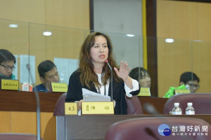 市議員陳瑛在總質詢建議市府放寬農損補助的認定、金額，並提供短期就業機會。(圖／桃園市議會提供)
