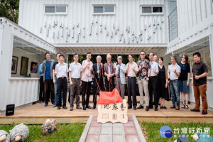 李泳龍校長等人主持揭牌。