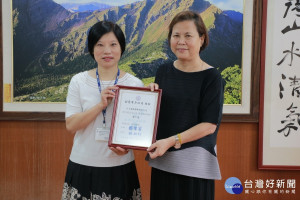 南投市長宋懷琳接受台電南投區處長黃美蓮頒發獎狀。（市公所提供）