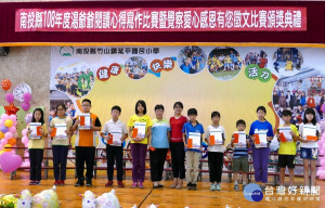 南投縣108年度「湯爺爺贈書活動」閱讀心得暨「覺察愛心、感恩有您」徵文比賽頒獎典禮，於16日上午9時30分在竹山鎮延平國小舉行。