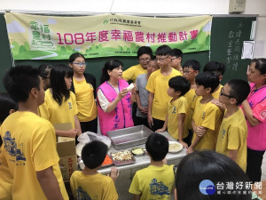 農會志工解說如何包春捲？
