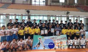 雲林縣議員蔡岳儒引薦善心企業捐贈排球護具及背包，分送給北辰國小與建國國中的排球小將們，打造偏鄉孩子們的排球夢。（記者陳昭宗拍攝）