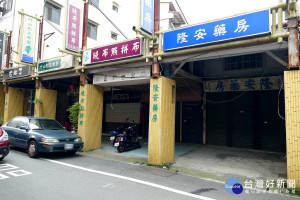 南投縣竹山鎮橫街形象商圈，處處可見店家歇業或招租情形，鼓勵青年返鄉創業，竹山鎮公所首創年輕人在鎮內橫街「竹山形象商圈」開店創業，每月即可獲公所補助一半月租費的計畫。