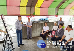 行政院農委會主委陳吉仲由雲林農田水利會會長林文瑞陪同，率農田水利處謝勝信處長等人，視察二崙鄉大義崙排水。（記者陳昭宗拍攝）