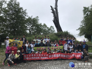 水里商工攀登玉山前於塔塔加誓師反毒宣言。〈照片/水里商工提供〉