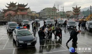 集集警分局實施快速反應打擊部隊演練。