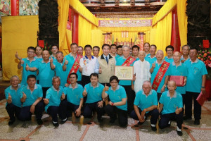 西港慶安宮「王府行儀」榮獲無形文化資產肯定，市長黃偉哲親自授證。